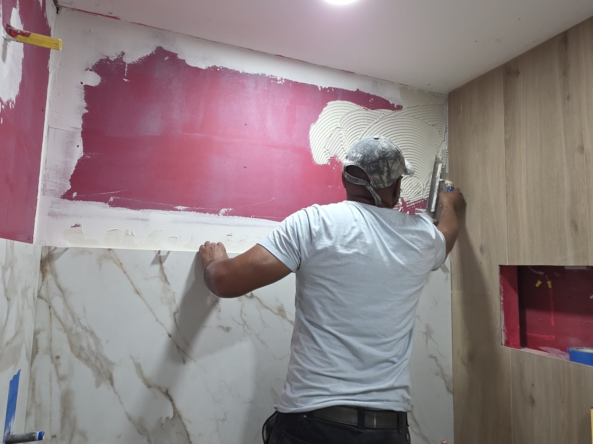 Pintor de Firenova cortando una pared de acento
