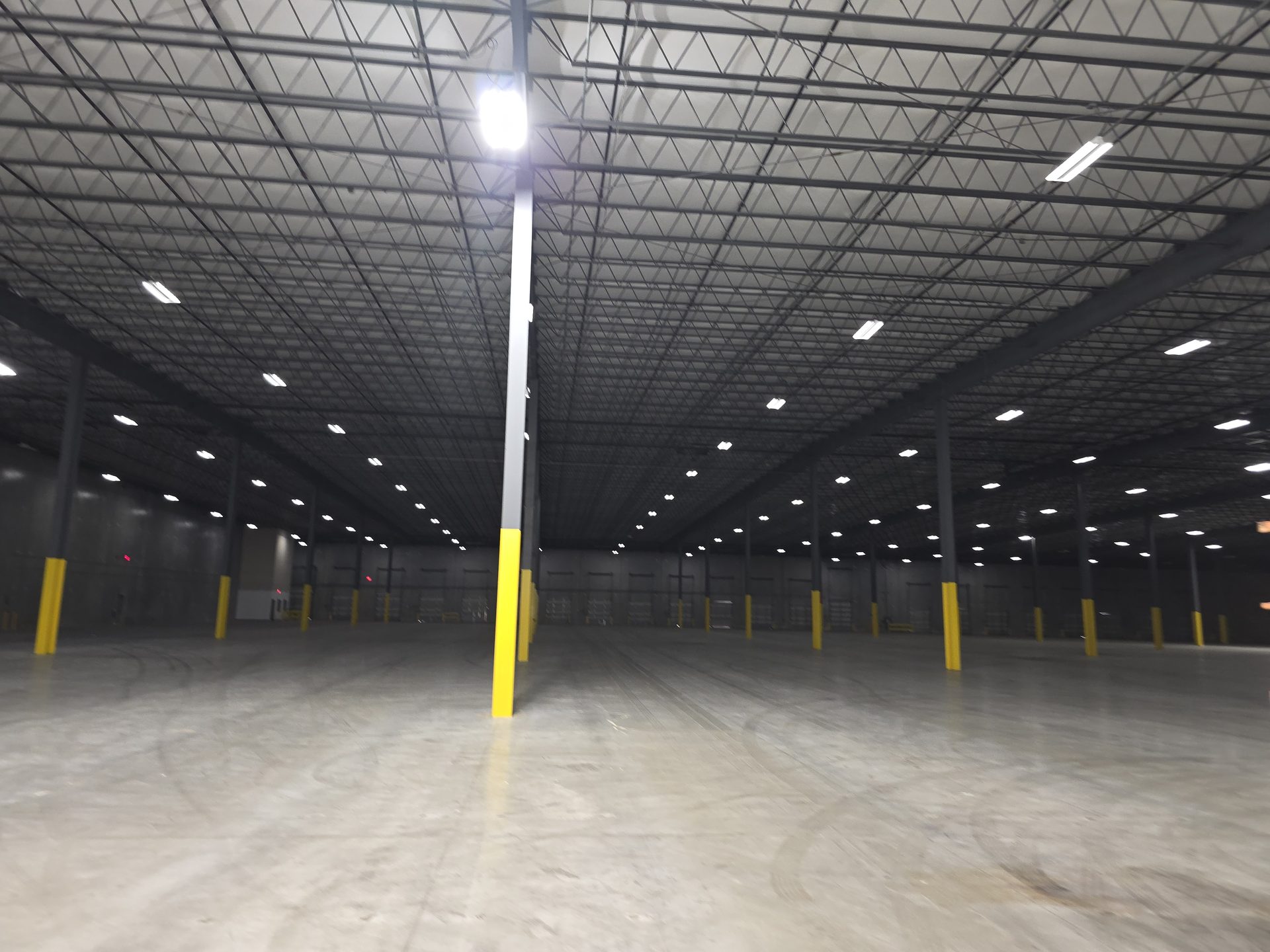 Interior de bodega comercial mejorado por Firenova