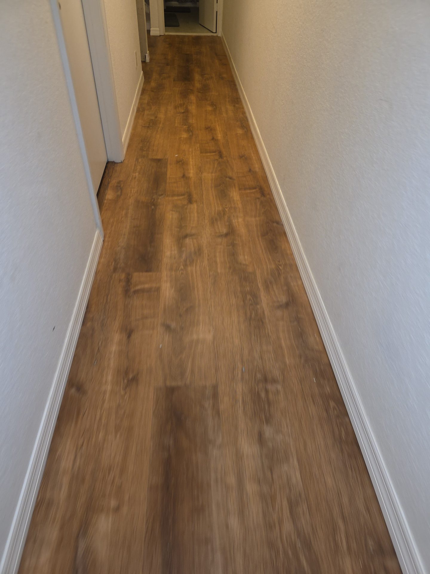 Piso de vinilo tipo madera instalado por Firenova