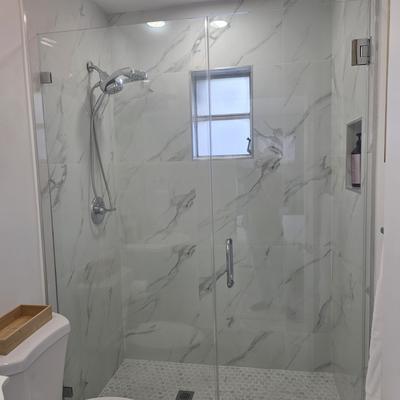 Trabajo de azulejos de baño en curso