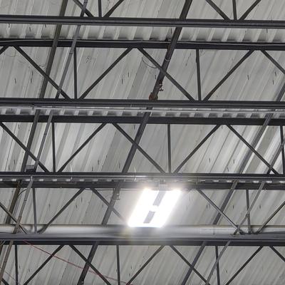 Interior de estructura de acero de bodega