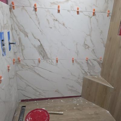 Instalación de azulejos en pared de baño