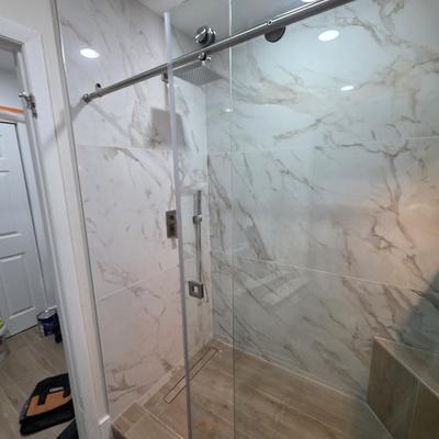 Ducha de vidrio y acabados de azulejo