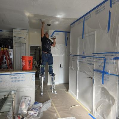 Pintura de techo con los muebles totalmente protegidos