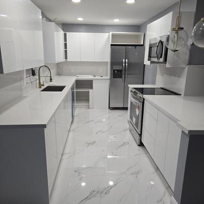 Remodelación de cocina blanca por Firenova