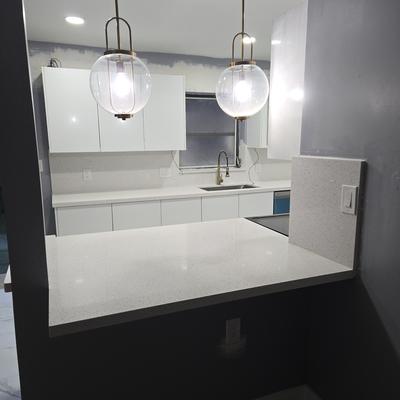 Detalle de encimera de cocina e iluminación colgante