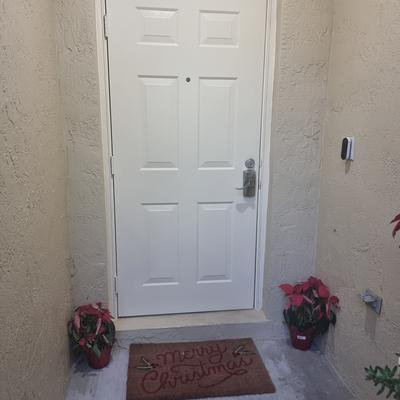 Puerta de entrada recién pintada