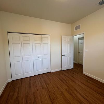 Habitación terminada con piso símil madera