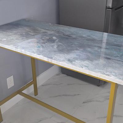 Superficie de mesa en epoxi tipo mármol